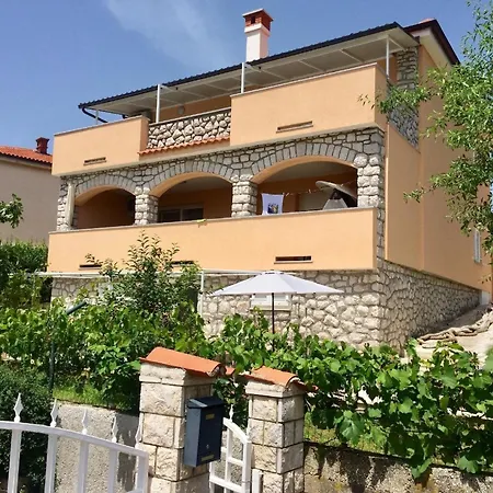 In Mit Terrasse, Garten Und Grill Und Panoramablick Novi Vinodolski